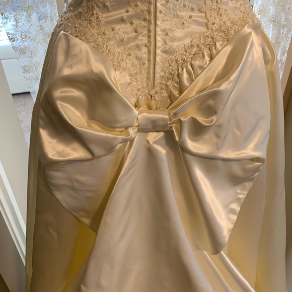 Vintage Ivory satin wedding gown over 5000 pearls - Picture 7 of 17